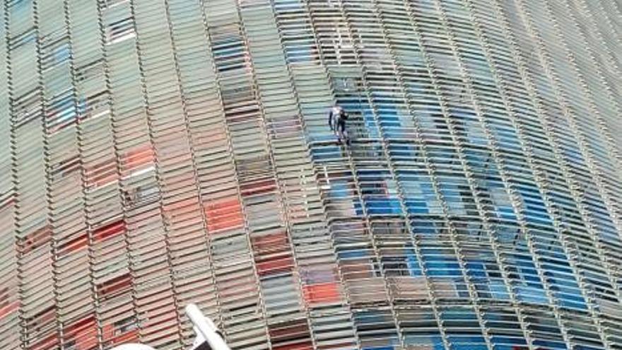 L&#039;Spiderman francès escala la Torre Glòries