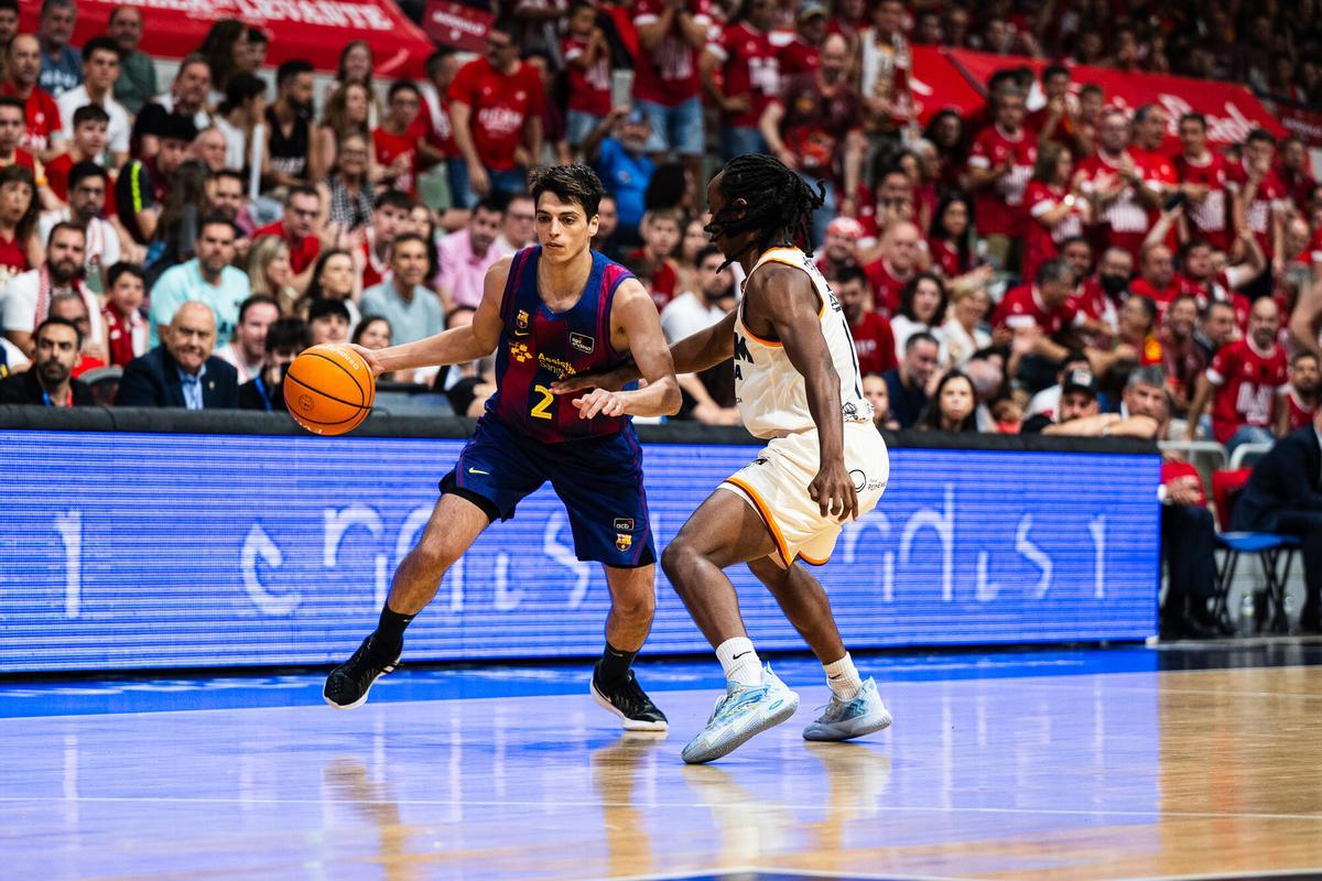 Juani Marcos, del Barça, ante Michael Forres, del UCAM Murcia.