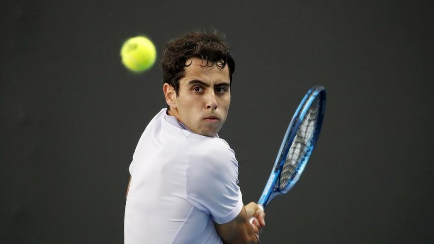 Jaume Munar golpea la bola en su estreno en el Open de Australia.