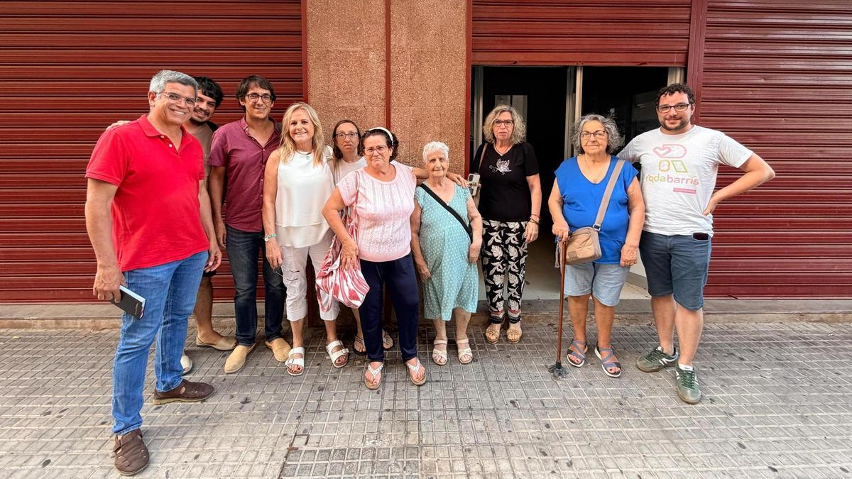 Representantes socialistas con vecinos del Rafal.