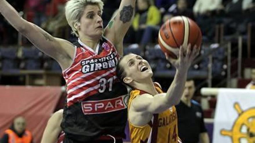 Colhado intenta evitar el bàsquet d&#039;Allie Quigley, màxima anotadora del partit, amb 24 punts.