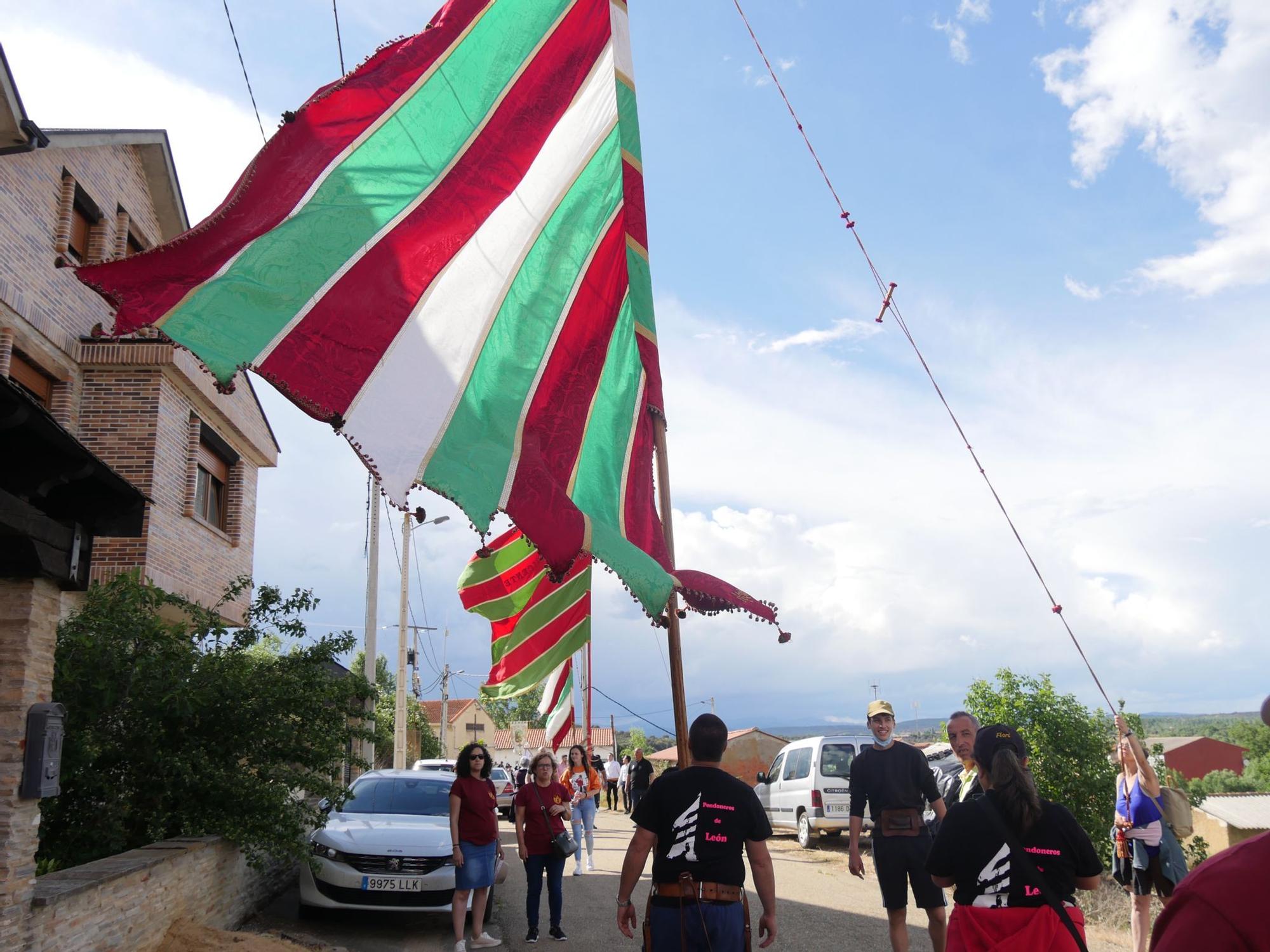 Procesión con los pendones hasta Cabañas de Tera. / E. P.