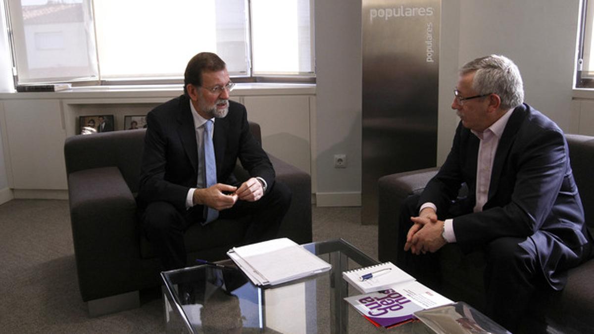 Mariano Rajoy y el secretario general de CCOO, Ignacio Fernández Toxo, el pasado 30 de noviembre, en la sede del PP en Madrid.