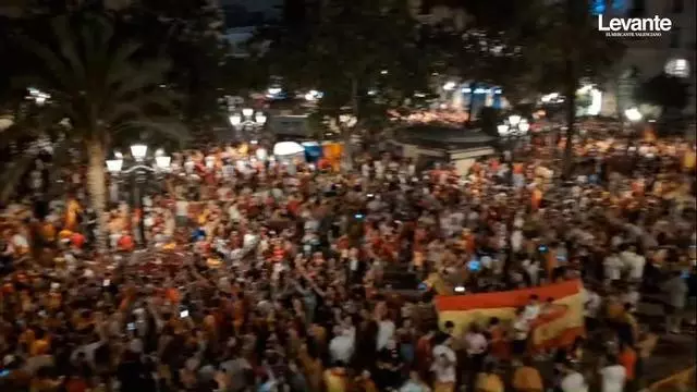 Locura en la plaza del Ayuntamiento de valència celebrando el Mundial