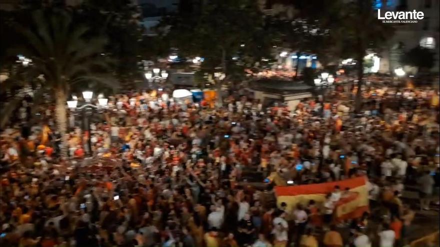 Locura en la plaza del Ayuntamiento de valència celebrando el Mundial