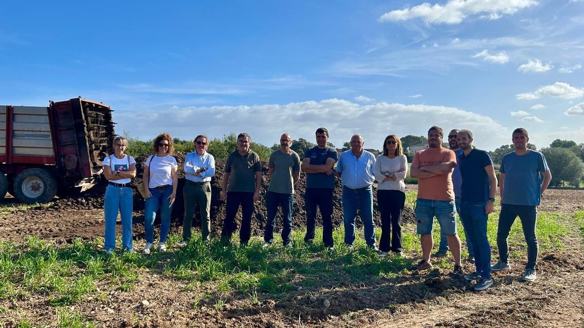Autoridades de la Conselleria y representantes del sector agrario, este lunes en la finca de Sant Martí de Vilafranca.