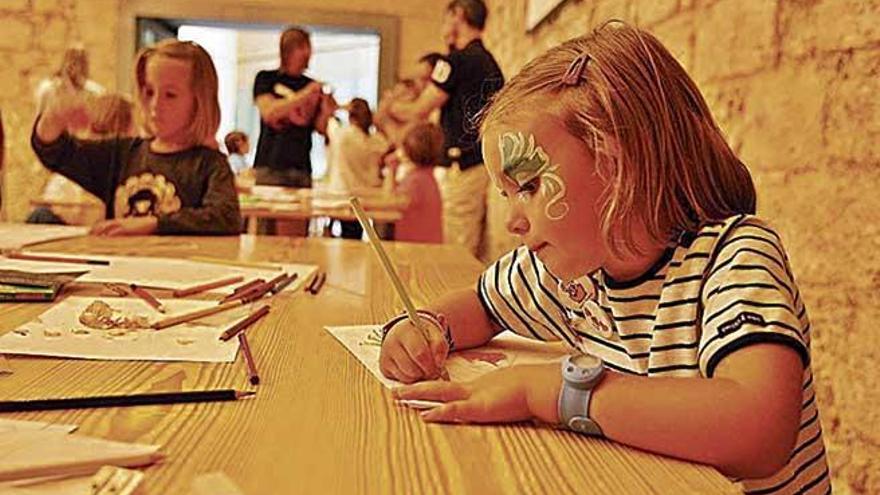 Un grupo de niÃ±os en un taller de Ãlex Fito en un &#039;CÃ²mic Nostrum&#039;.