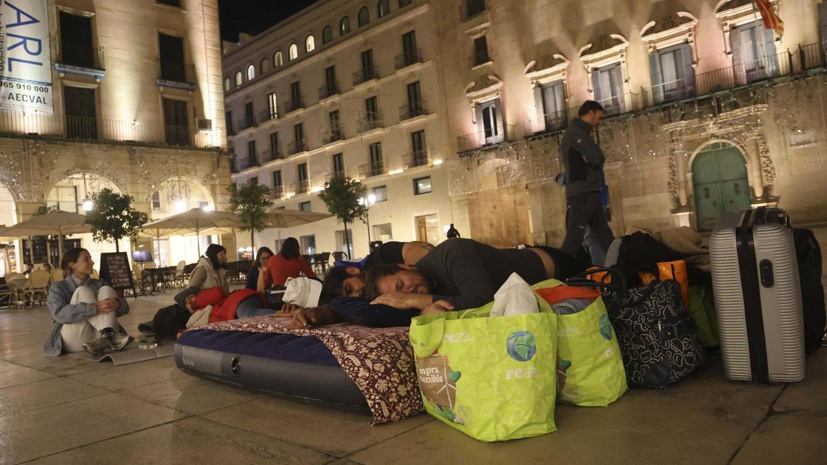 “No tenemos a dónde ir”: los sintecho de Alicante visibilizan su drama durmiendo frente al Ayuntamiento