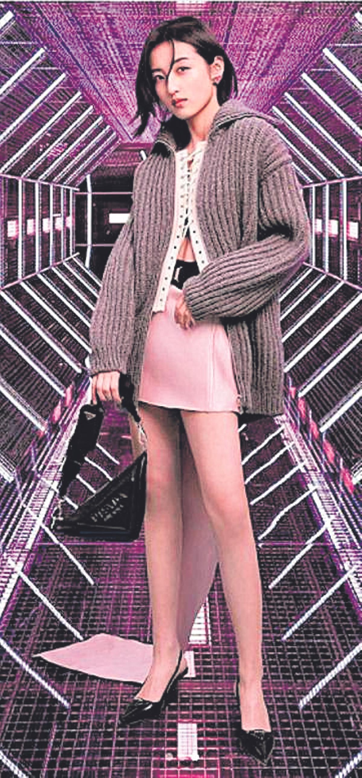 Prada combina transparencias, chaquetas masculinas, piel sintética o plumas.