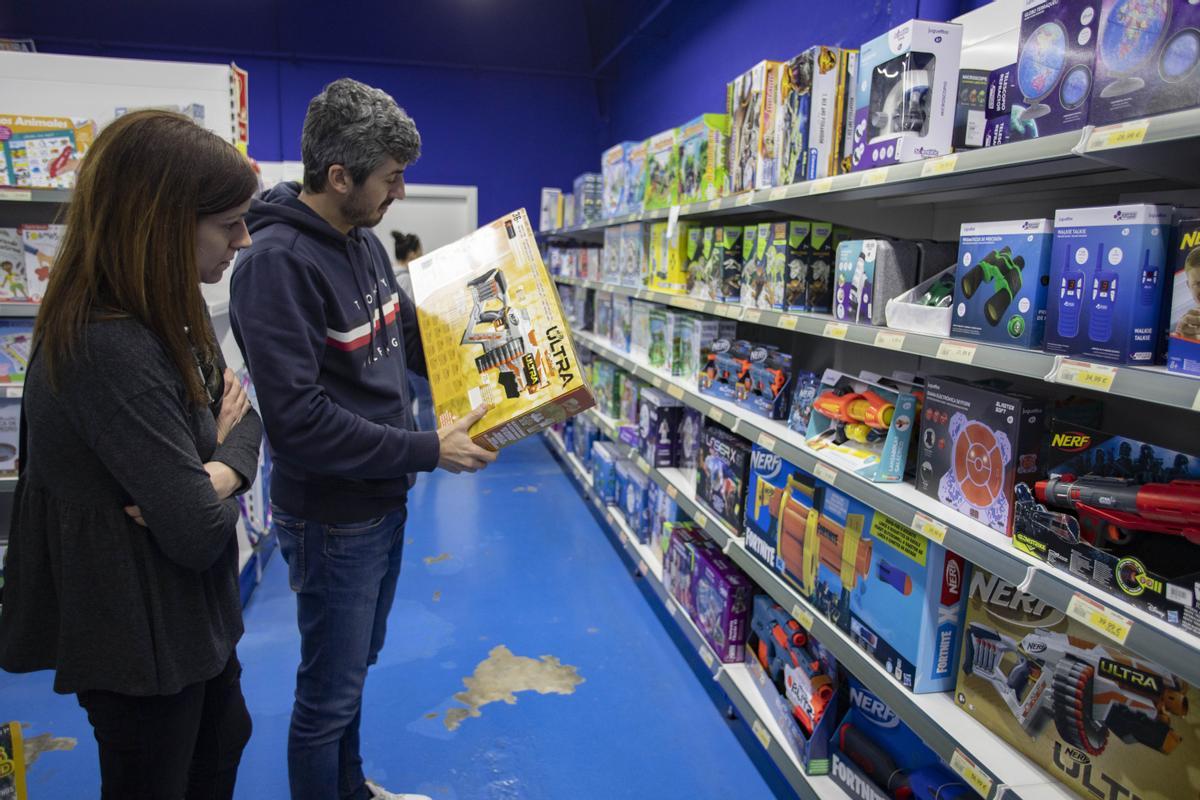 Xàtiva. Compra de juguetes para reyes en la tienda Juguettos