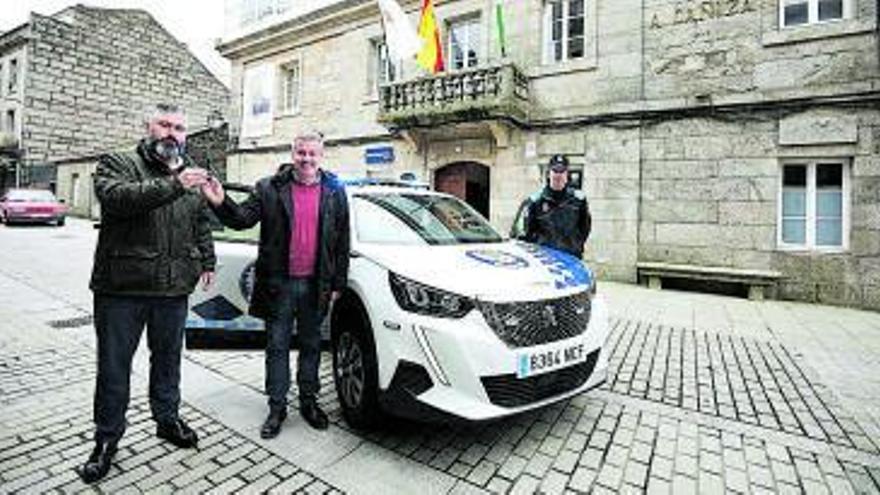 A Cañiza renueva el vehículo de la Policía Local con su primer coche 100% eléctrico