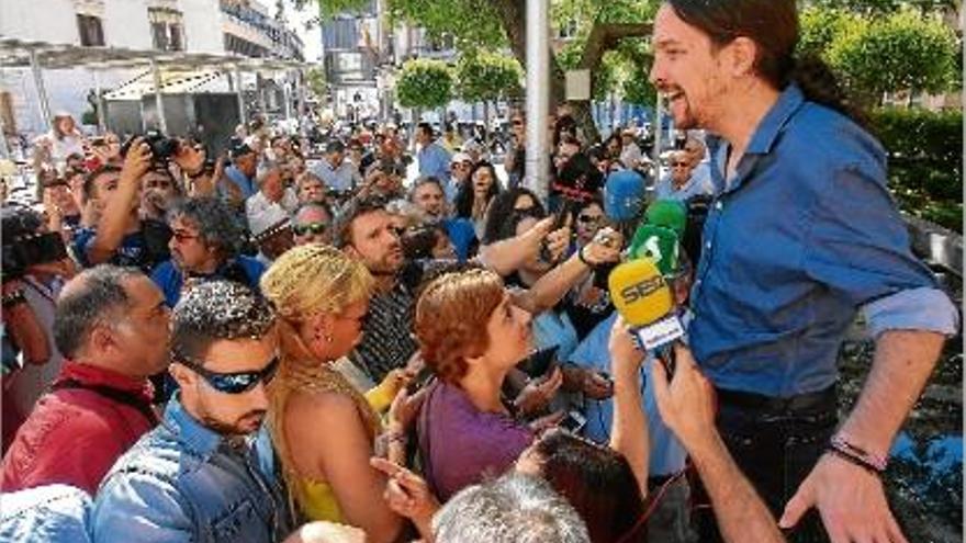 Pablo Iglesias, en ple bany de masses a Guadalajara.