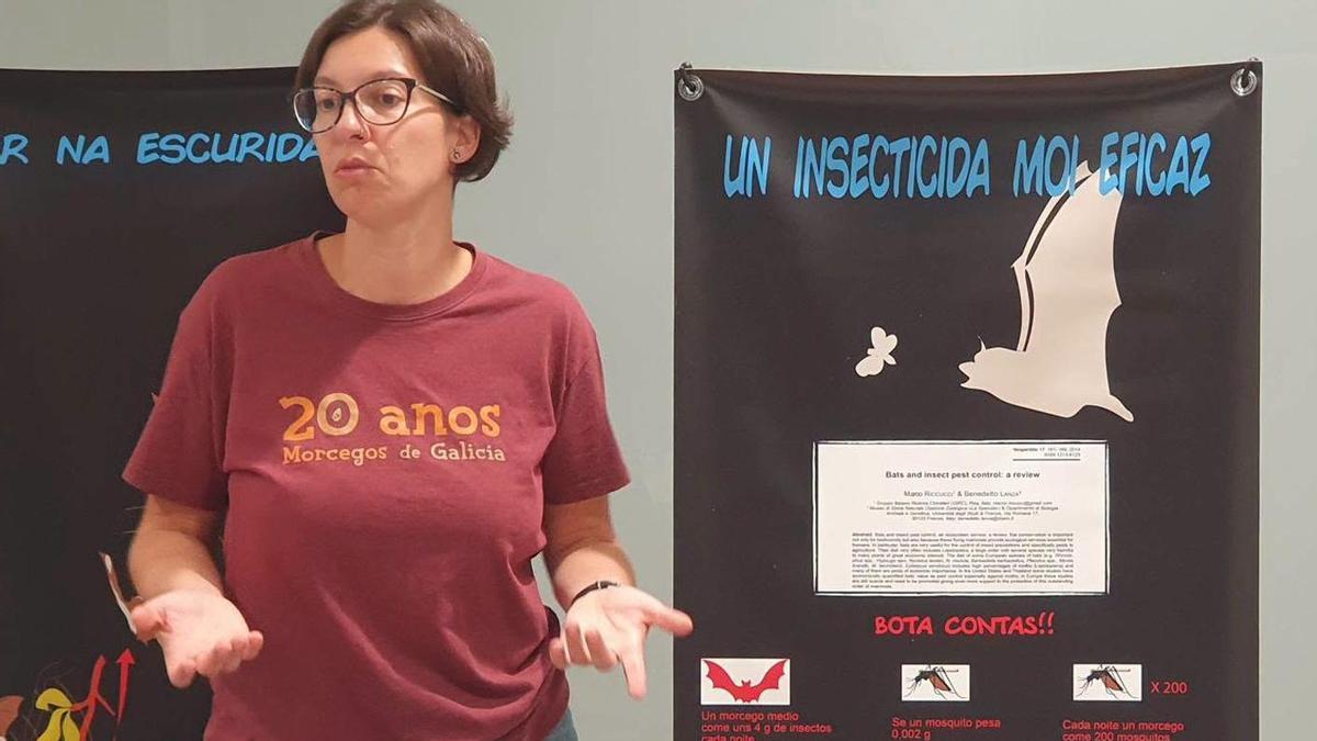 La experta de Morcegos de Galicia durante la charla explicativa.