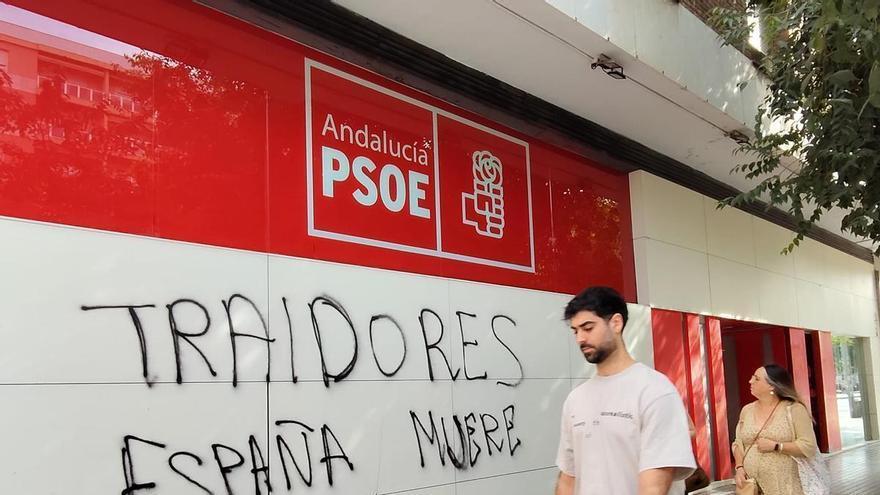 La sede del PSOE de Córdoba en avenida del Aeropuerto amanece con una pintada que les llama 