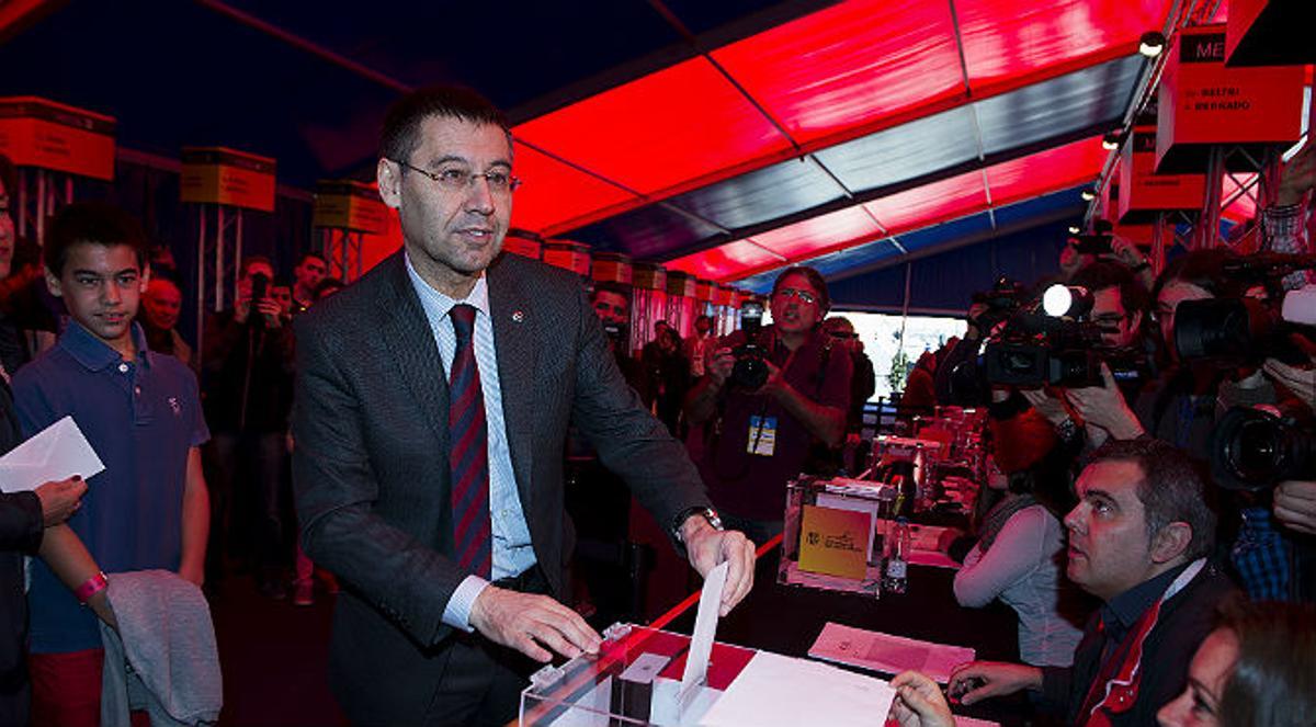 El president del club, Josep Maria Bartomeu, participa en el referèndum del Barça.