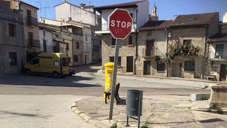 Papeleras instaladas en el callejero de Fermoselle.