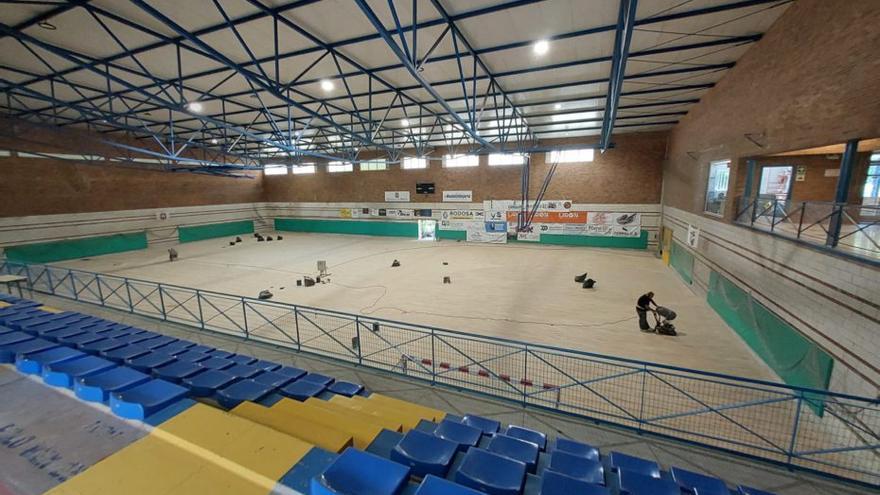 Comieza la reforma del pabellón de O Rosal con el pulido de la pista