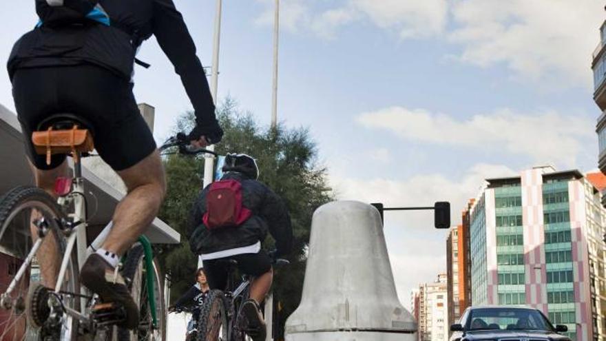 Usuarios en el carril bici del Muro habilitado el pasado septiembre.