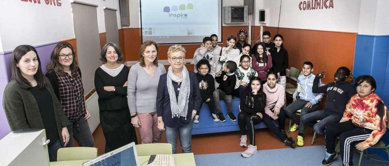 Por la izquierda, Beatriz Remeseiro, María Valvidares (directora del área de responsabilidad social, apoyo a la inclusión e igualdad de la Universidad), Sonia Puente, Feli Álvarez (directora del colegio San Pedro de los Arcos) y Nieves García, con los alumnos que participaron en el proyecto &quot;Inspira Steam&quot;.