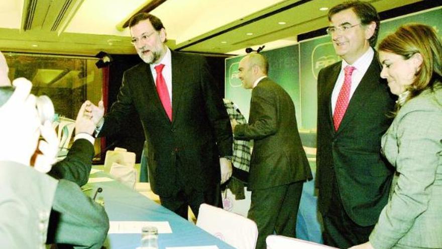 Ovidio Sánchez, entre Mariano Rajoy y Soraya Sáenz de Santamaría, en una reciente reunión del PP en Madrid.