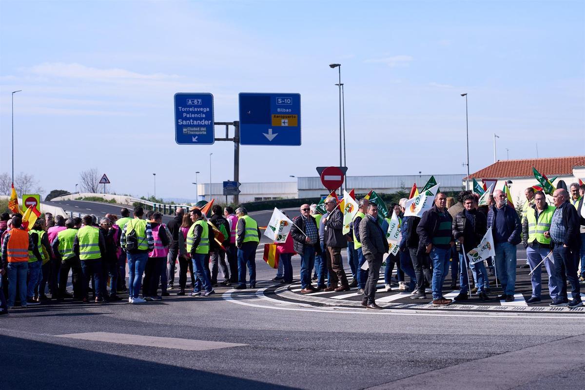 Agricultores y ganaderos de Castilla y León protestan en el Puerto de Santander.
