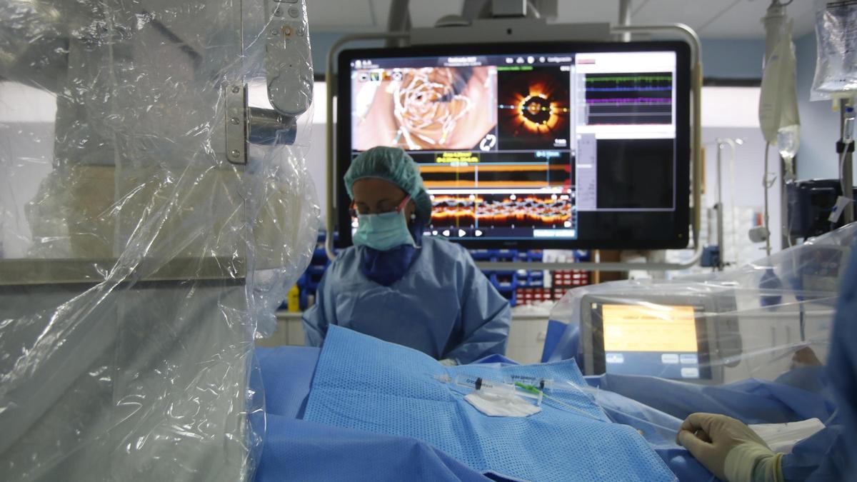 Una intervencio´n en un sala de Hemodinámica en un hospital de la provincia de Alicante