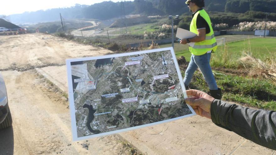Un técnico muestra un plano del entorno de Langosteira en las obras de acceso ferroviario. |   // C. PARDELLAS