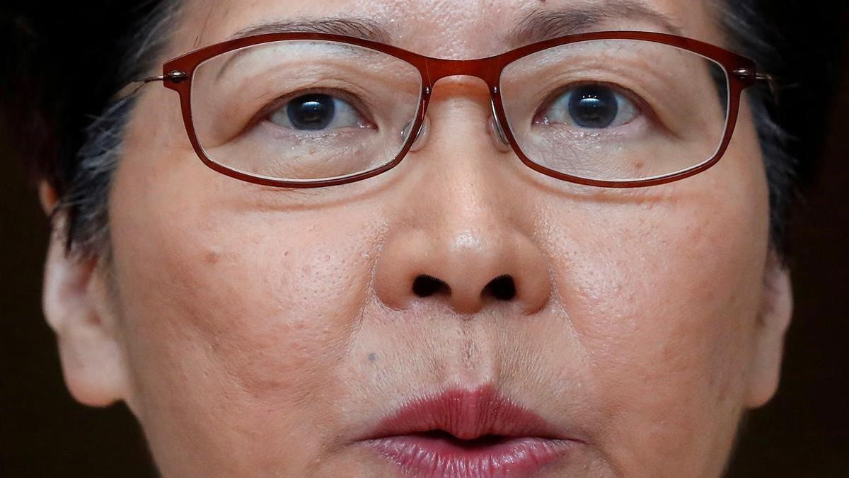 La jefa del Ejecutivo hongkonés, Carrie Lam, en la rueda de prensa que ha ofrecido este lunes.