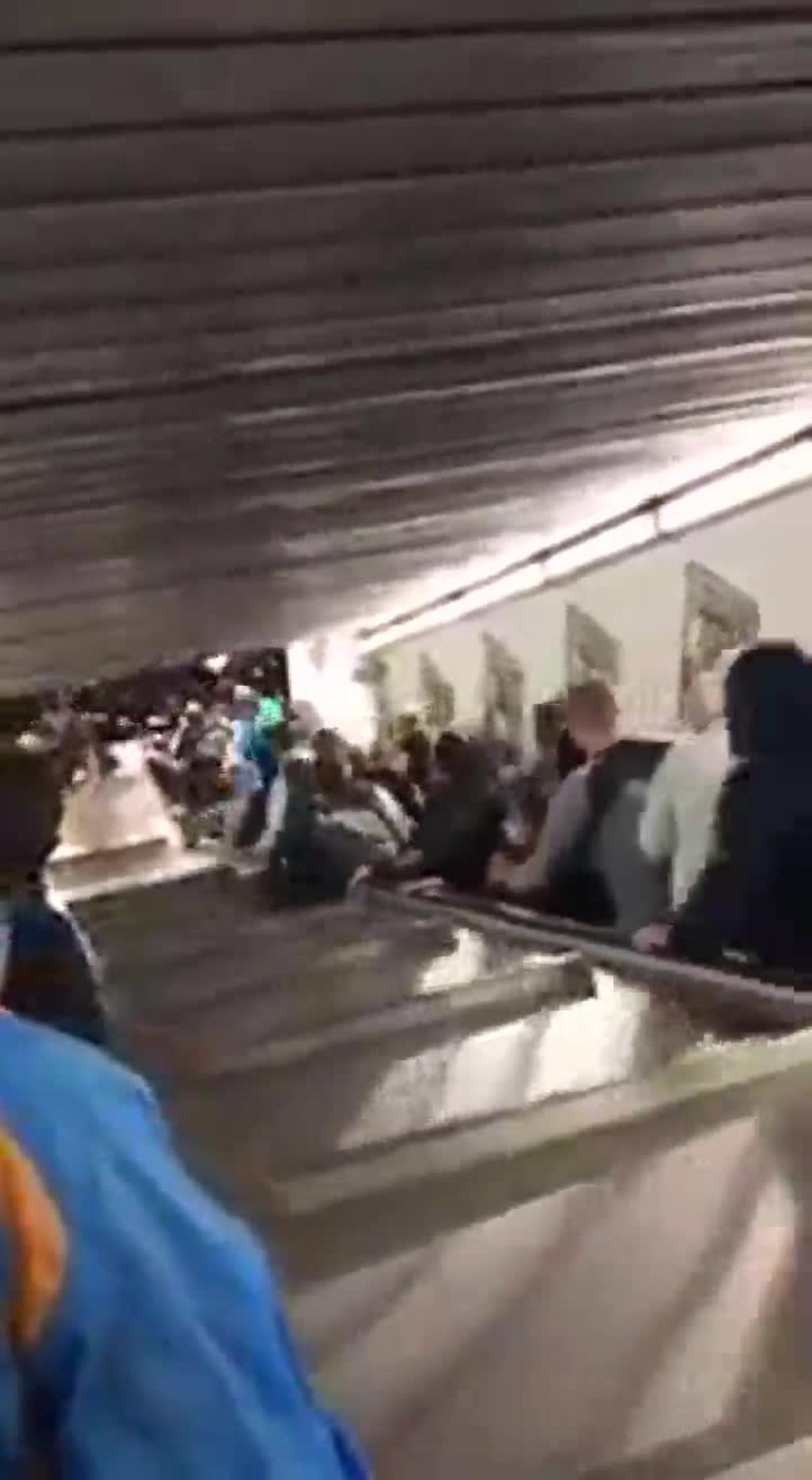Imágenes del accidente en las escaleras mecánicas del metro de Roma. 
