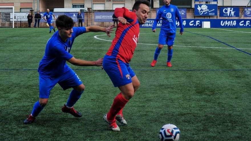 Adrián Camiño presionado por un jugador del Unión Grove en el encuentro de ayer. // Iñaki Abella