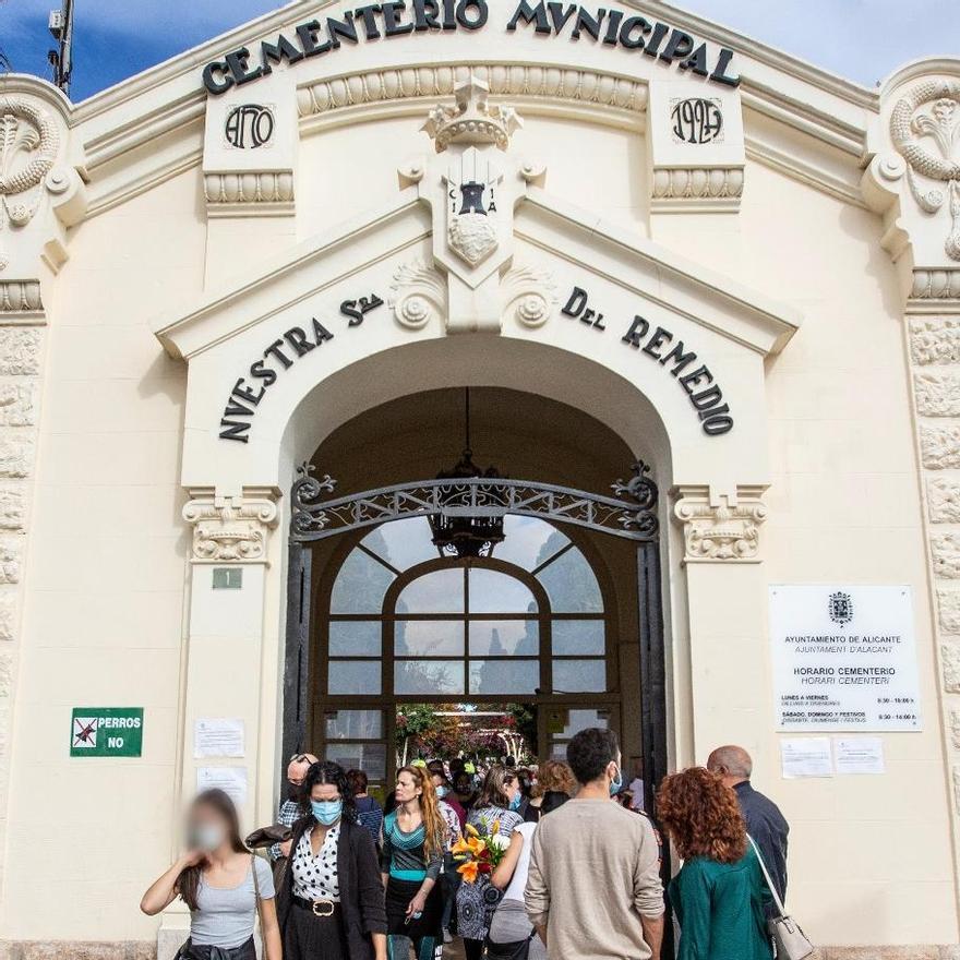 Día de Todos los Santos en el Cementerio de Alicante