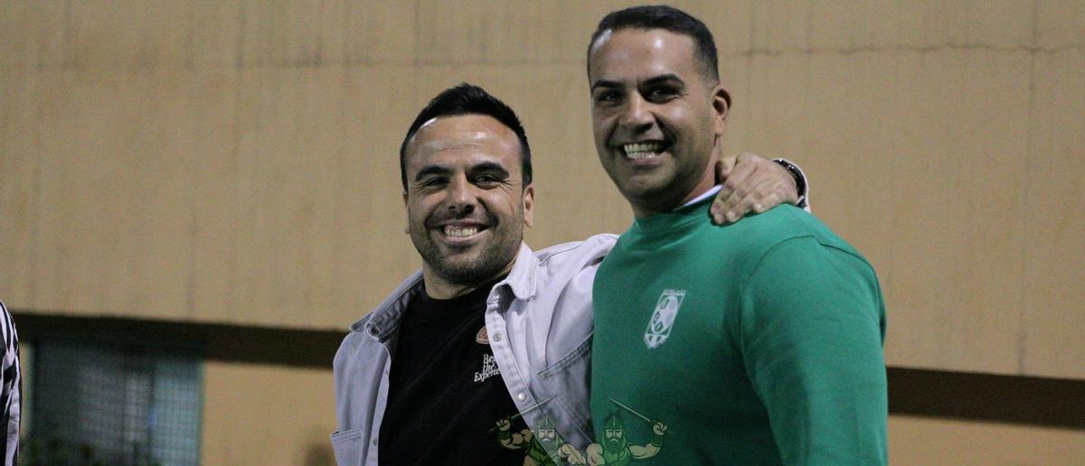 El director deportivo del Estrella Dailos posa con Jacobo, fotógrafo del club sureño.