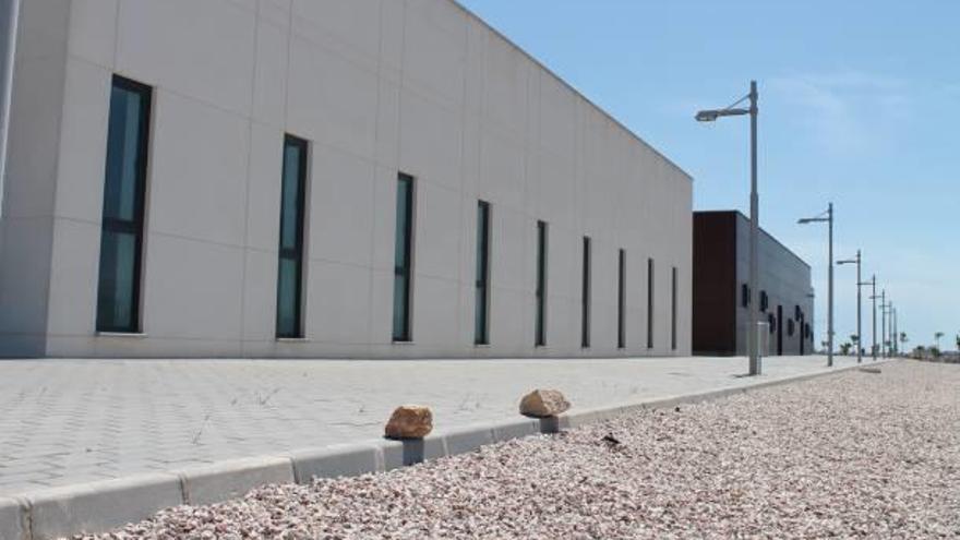 Aspecto del edificio del conservatorio, cerrado y sin estrenar.