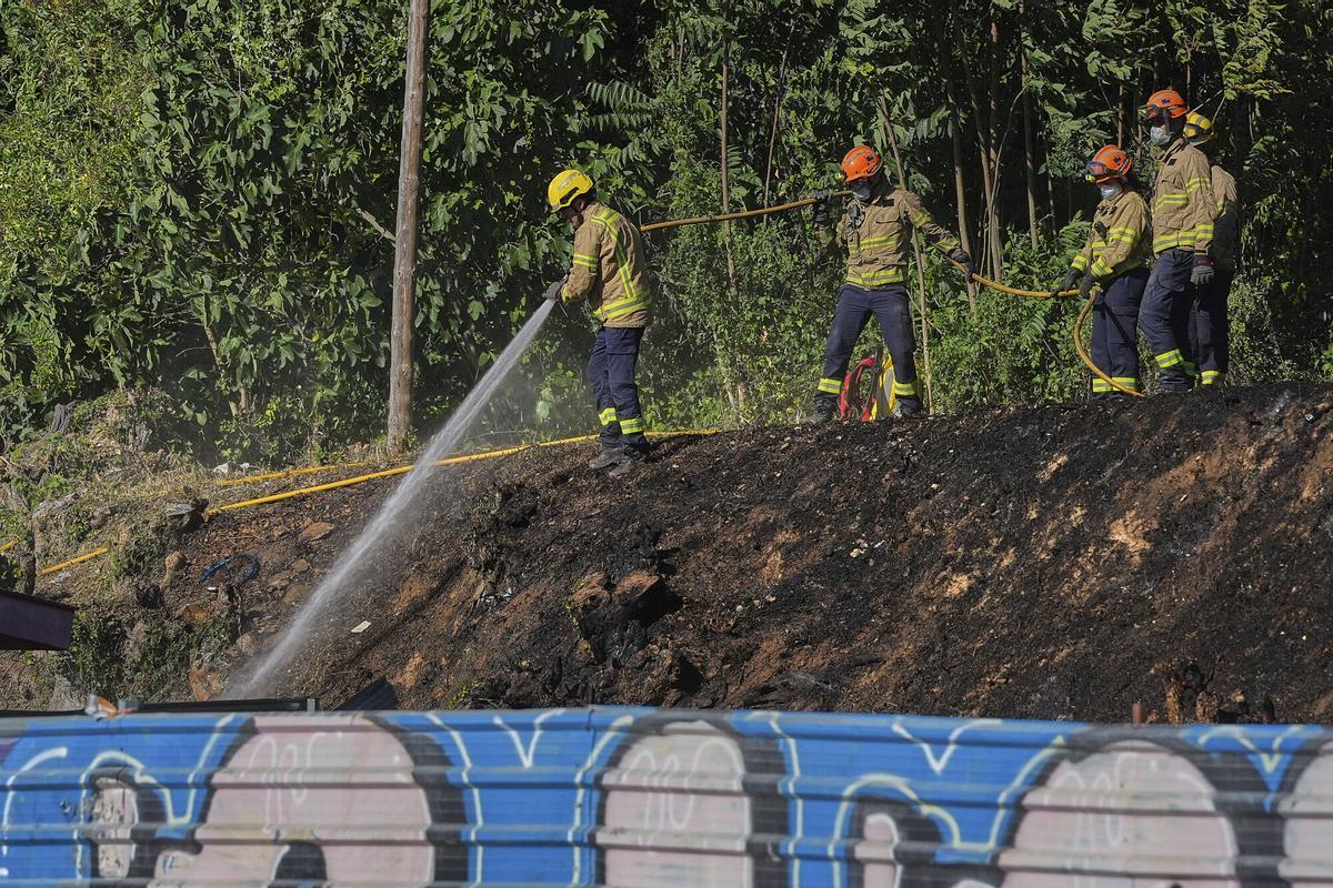 Les imatges del cotxe incendiat en una gasolinera de Girona