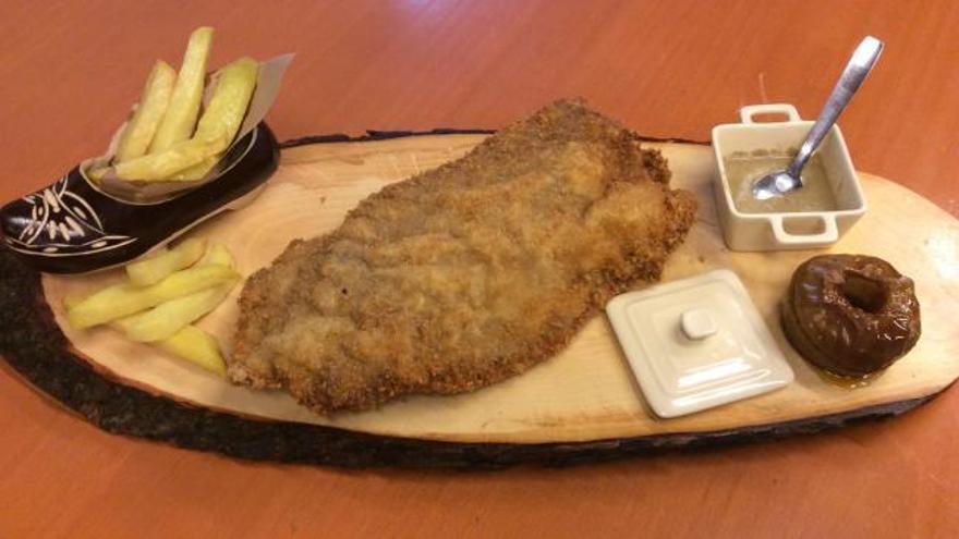 Hablamos con el dueño del Pichote, la sidrería ovetense que prepara el cachopo de oro