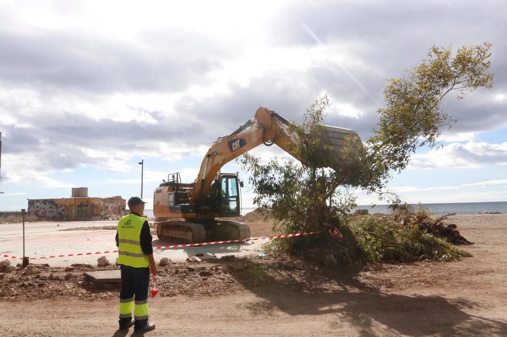 Trabajo de demolición de las antiguas pistas de tenis e instalaciones sin uso de los Baños del Carmen.