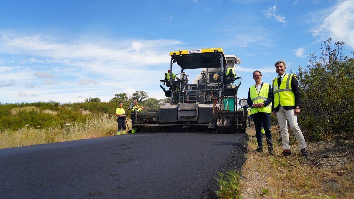 El delegado de Infraestructuras y vicepresidente de la Diputación, Andrés Lorite, y el alcalde de Pozoblanco, Santiago Cabello, en una visita a las obras de la carretera de acceso al polígono Dehesa Boyal de Pozoblanco.