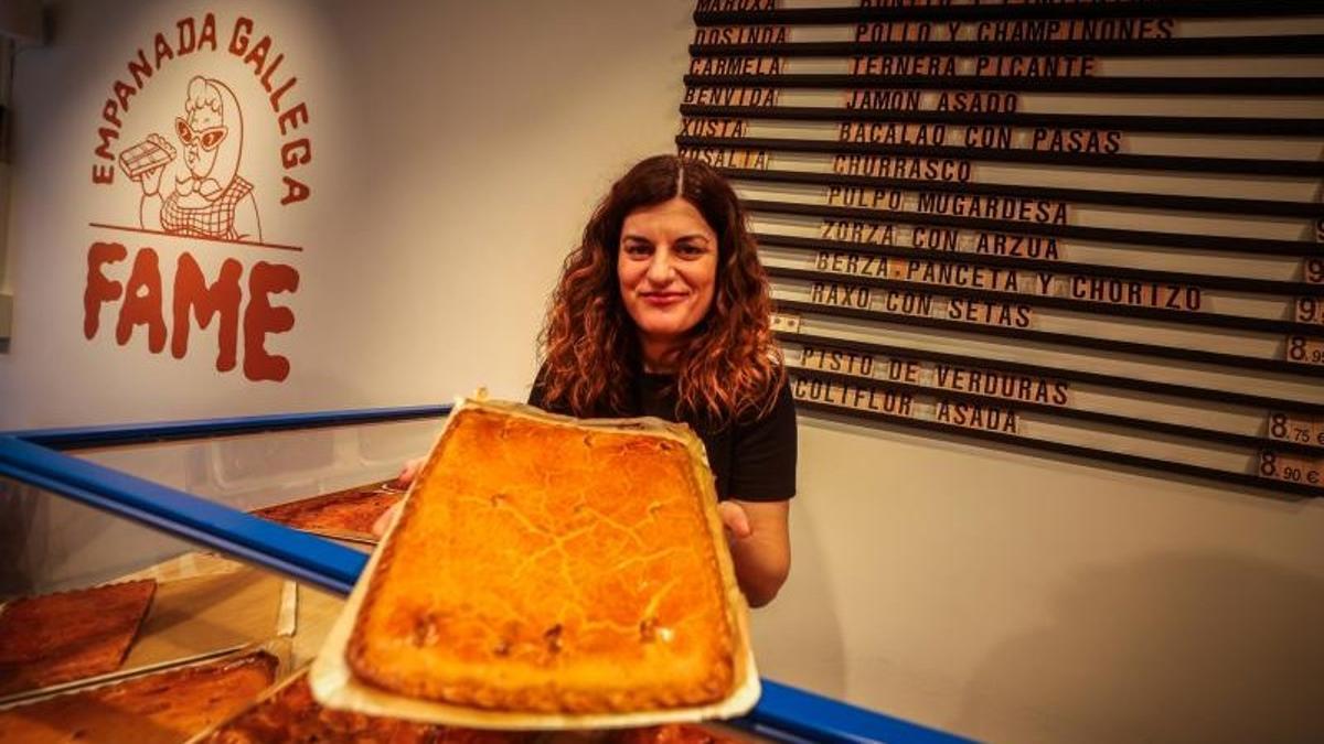 Estrella Justo, con una de las empanadas gallegas que vende en Fame.