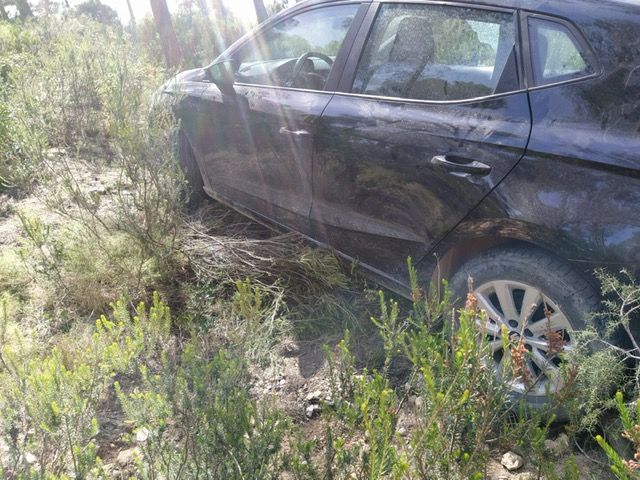 Así quedó el coche de una turista de Ibiza que circulaba campo a través