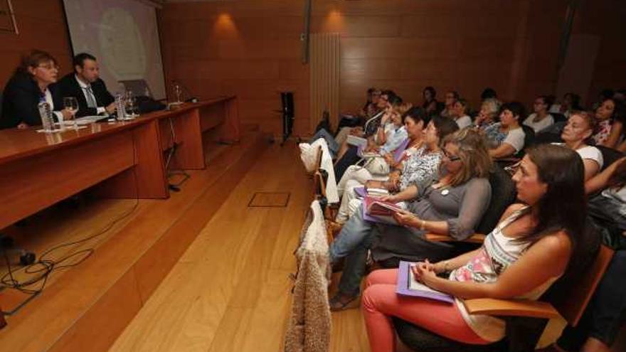 Pilar Varela, alcaldesa de Avilés, y Guillermo Martínez se dirigen al público asistente a la jornada contra la trata.