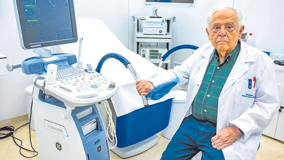Juan Vidal, jefe del Servicio de Ginecología y Obstetricia del Hospital Ruber Internacional de Madrid, en su consulta.
