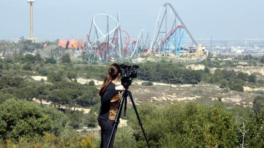 Imatge dels terrenys on hi ha previst construir el complex d&#039;oci, amb Port Aventura al fons