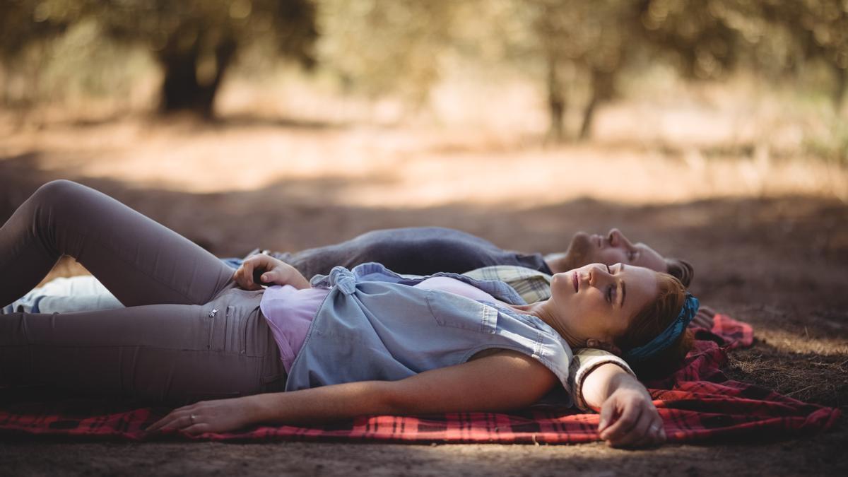 Una pareja de jóvenes echando la siesta