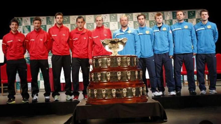 Los equipos de España, a la izquierda, y Kazajistán, posan ayer junto a la ensaladera. / luisma murias