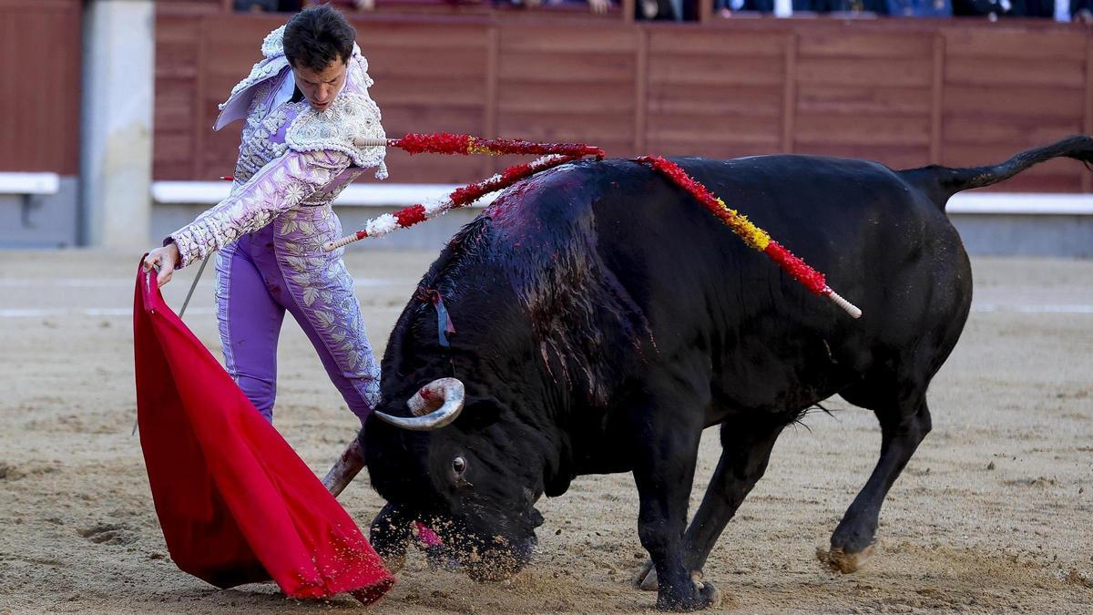 El diestro Daniel Luque durante la corrida de toros de este jueves en Las Ventas.