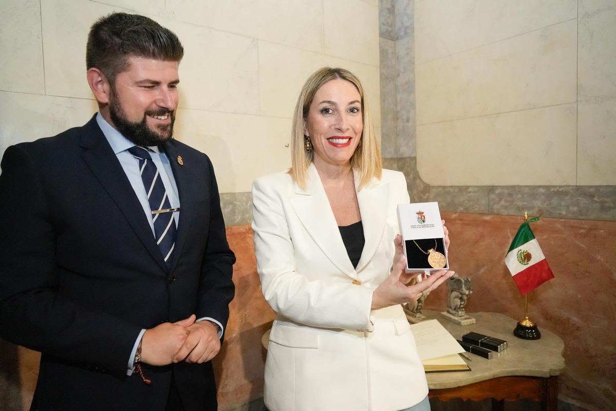 Fotogalería | Las imágenes del acto institucional en Medellín con María Guardiola y Nacho Cano