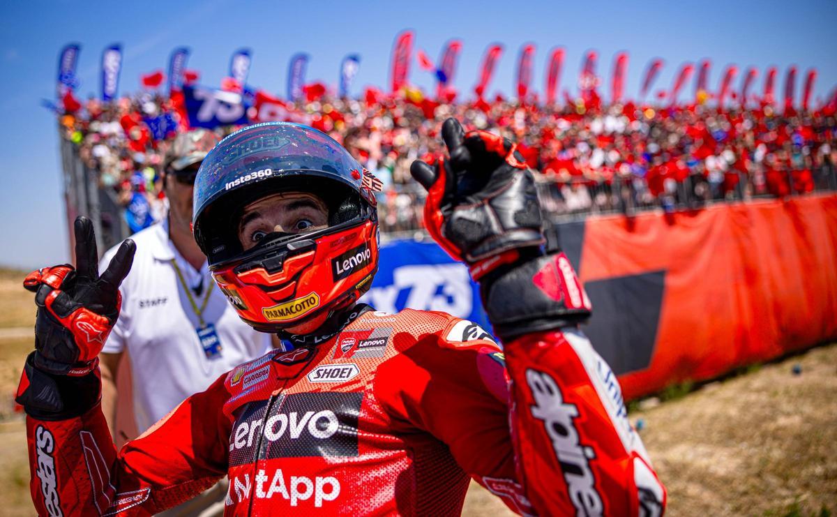Marc Márquez llega, feliz, eufórico, a la zona donde están sus fans en Aragón.