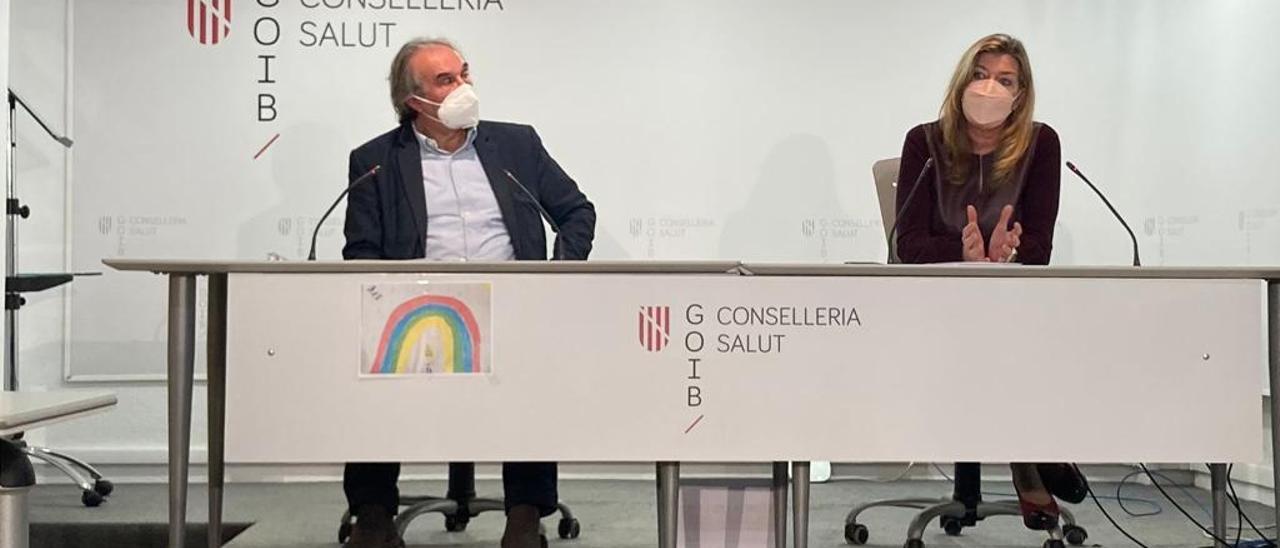 El conseller de Educación, Martí March,  y la titular de Salud, Patricia Gómez, en la rueda de prensa.