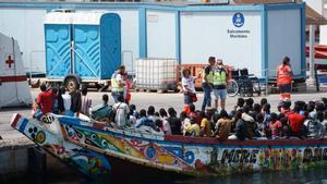 Imagen de archivo de una embarcación con 157 personas inmigrantes a bordo que llegó a Tenerife en cayuco.