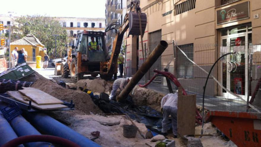 Retiran las tuberías de amianto de un tramo de la calle Granada